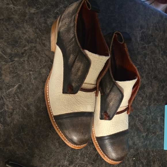 Men's Black and White Leather Shoes - Picture 7 of 9